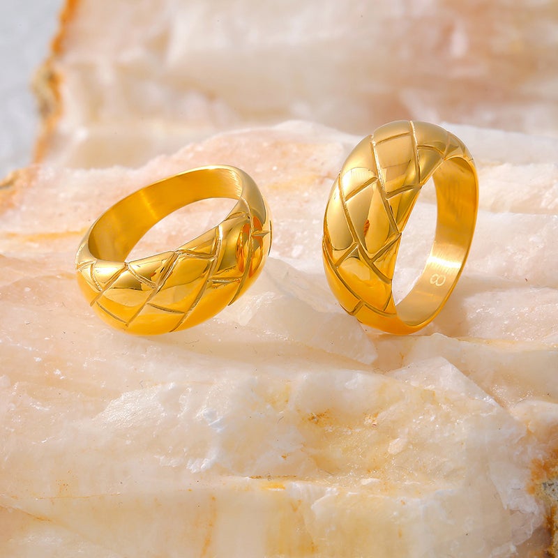 Style Plaid Gloomy Ring Niche Retro Design Titanium Steel Plated 18K Gold Couple Ring - Image 2